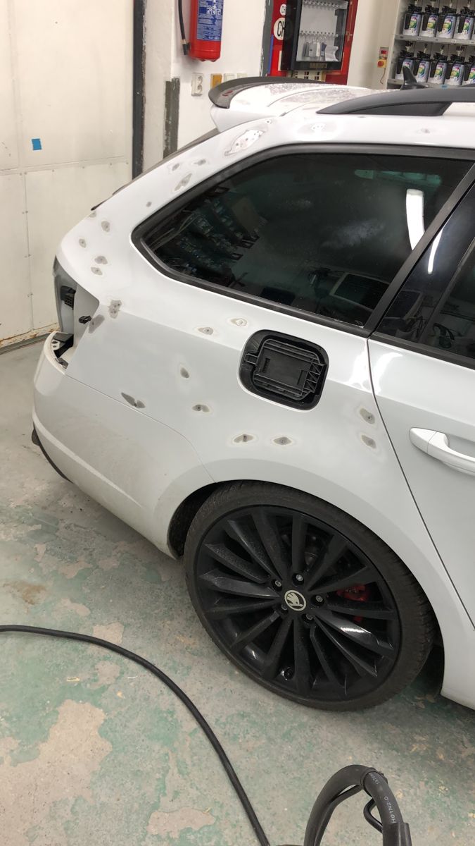Škoda s opravenými místy na karoserii