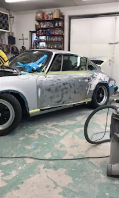 Porsche 911 při přípravě na lakování